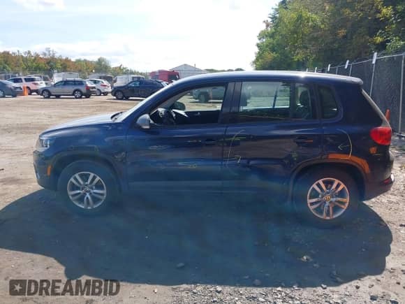 2012 Volkswagen Tiguan S с VIN WVGAV7AX6CW566929, выставлен на аукционе IAAI как лот 43350381 с пробегом 120 266 миль миль и . История ставок и продаж доступна на DreamBid. Изображение 14.