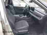 2025 Mitsubishi Outlander SE z VIN JA4J4VA83SZ016874, wystawiony jako IAAI lot #43491496 z przebiegiem 8 726 mil mil oraz . Historia ofert i sprzedaży dostępna na DreamBid. Obrazek 5.