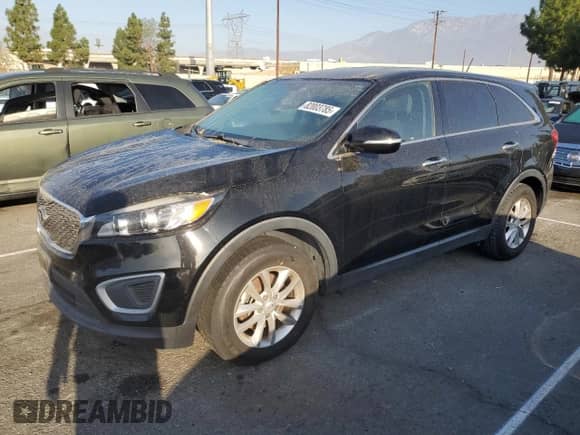 2018 Kia Sorento LX z VIN 5XYPG4A31JG425300, wystawiony jako Copart lot #82003785 z przebiegiem 131 276 mil mil oraz Czysty tytuł • Clean title. Historia ofert i sprzedaży dostępna na DreamBid. Obrazek 1.