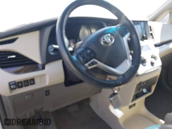 2016 Toyota Sienna XLE z VIN 5TDYK3DC0GS734583, wystawiony jako IAAI lot #43363333 z przebiegiem 110 816 mil mil oraz . Historia ofert i sprzedaży dostępna na DreamBid. Obrazek 11.