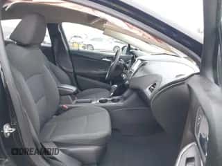 2018 Chevrolet Cruze LT z VIN 1G1BE5SM1J7145833, wystawiony jako IAAI lot #43438280 z przebiegiem 138 830 mil mil oraz . Historia ofert i sprzedaży dostępna na DreamBid. Obrazek 5.