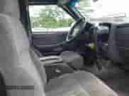 2002 Chevrolet S-10 LS с VIN 1GCCT19W128177761, выставлен на аукционе IAAI как лот 42731424 с пробегом Не указан миль и . История ставок и продаж доступна на DreamBid. Изображение 5.