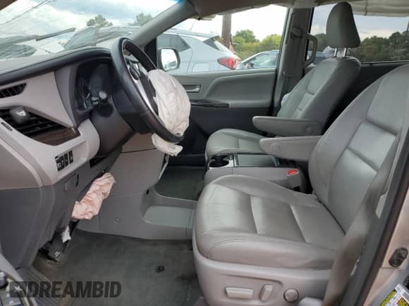 2017 Toyota Sienna XLE z VIN 5TDYZ3DC2HS837100, wystawiony jako Copart lot #82368485 z przebiegiem Nie podano mil oraz Szkoda całkowita • Salvage title. Historia ofert i sprzedaży dostępna na DreamBid. Obrazek 7.