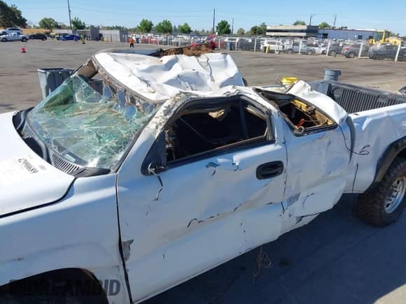 1999 Chevrolet Silverado 2500 LS z VIN 1GCGK29U5XZ183976, wystawiony jako IAAI lot #42990689 z przebiegiem Nie podano mil oraz . Historia ofert i sprzedaży dostępna na DreamBid. Obrazek 6.