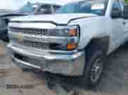 2019 Chevrolet Silverado 2500HD Work Truck z VIN 2GB2CREG1K1221564, wystawiony jako IAAI lot #42362013 z przebiegiem 126 897 mil mil oraz . Historia ofert i sprzedaży dostępna na DreamBid. Obrazek 6.