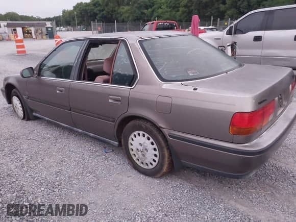 1993 Honda Accord LX z VIN JHMCB7650PC005838, wystawiony jako IAAI lot #42861998 z przebiegiem 217 028 mil mil oraz . Historia ofert i sprzedaży dostępna na DreamBid. Obrazek 3.