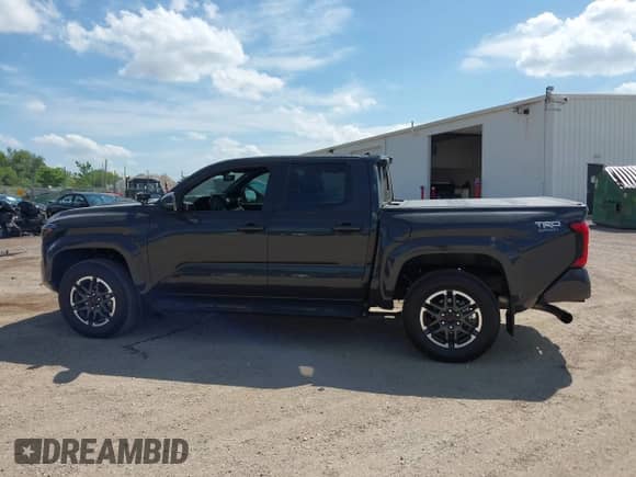 2024 Toyota Tacoma SR5 z VIN 3TMLB5JN2RM054571, wystawiony jako IAAI lot #42572496 z przebiegiem 7 157 mil mil oraz . Historia ofert i sprzedaży dostępna na DreamBid. Obrazek 14.