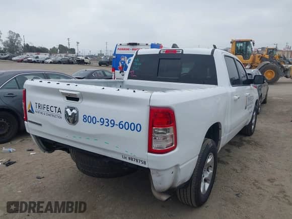 2020 Ram 1500 Big Horn z VIN 1C6RREFG3LN129718, wystawiony jako IAAI lot #42269424 z przebiegiem 97 387 mil mil oraz . Historia ofert i sprzedaży dostępna na DreamBid. Obrazek 4.