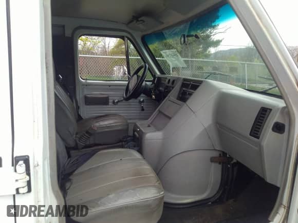 1995 Chevrolet Chevy Van z VIN 1GCEG25K2SF159884, wystawiony jako IAAI lot #41947206 z przebiegiem 308 693 mil mil oraz . Historia ofert i sprzedaży dostępna na DreamBid. Obrazek 5.