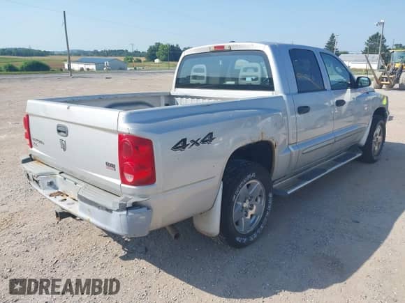 2006 Dodge Dakota SLT z VIN 1D7HW48NX6S645556, wystawiony jako IAAI lot #42597957 z przebiegiem 161 178 mil mil oraz . Historia ofert i sprzedaży dostępna na DreamBid. Obrazek 4.