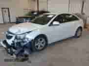 2014 Chevrolet Cruze 1LT z VIN 1G1PC5SB9E7218303, wystawiony jako IAAI lot #43034783 z przebiegiem 81 305 mil mil oraz . Historia ofert i sprzedaży dostępna na DreamBid. Obrazek 2.