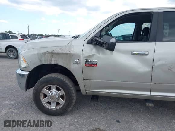 2010 Dodge 2500 SLT z VIN 3D7UT2CL2AG117883, wystawiony jako IAAI lot #41844655 z przebiegiem 150 122 mil mil oraz . Historia ofert i sprzedaży dostępna na DreamBid. Obrazek 6.