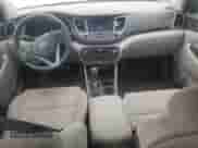 2017 Hyundai Tucson SE z VIN KM8J33A45HU567688, wystawiony jako Copart lot #71665025 z przebiegiem 66 175 mil mil oraz Szkoda całkowita • Salvage title. Historia ofert i sprzedaży dostępna na DreamBid. Obrazek 8.