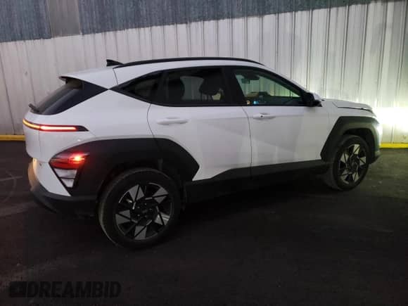 2024 Hyundai Kona SEL z VIN KM8HBCAB9RU146803, wystawiony jako Copart lot #81850764 z przebiegiem 19 927 mil mil oraz Czysty tytuł • Clean title. Historia ofert i sprzedaży dostępna na DreamBid. Obrazek 3.