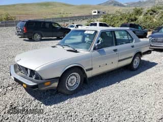 1986 BMW 5 Series 528e с VIN WBADK8305G9660656, выставлен на аукционе Copart как лот 58212625 с пробегом 172 071 миль миль и Чистый • Clean title. История ставок и продаж доступна на DreamBid. Изображение 1.