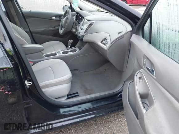 2017 Chevrolet Cruze LS z VIN 1G1BC5SMXH7194903, wystawiony jako IAAI lot #43268653 z przebiegiem 160 722 mil mil oraz . Historia ofert i sprzedaży dostępna na DreamBid. Obrazek 5.