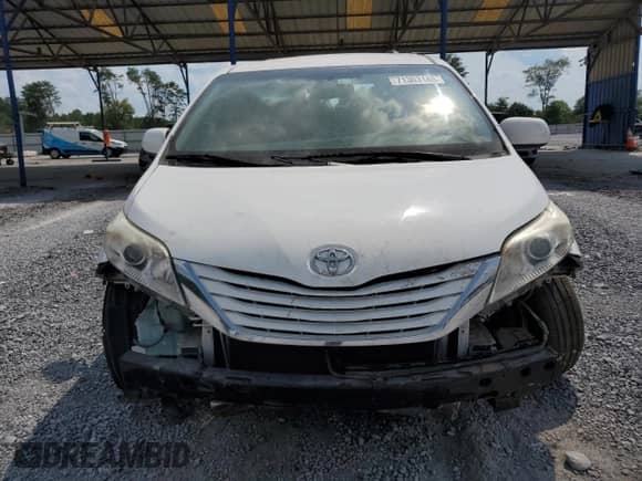 2017 Toyota Sienna LE Auto Access Seat z VIN 5TDKZ3DC3HS766494, wystawiony jako Copart lot #71303145 z przebiegiem 99 720 mil mil oraz Szkoda całkowita • Salvage title. Historia ofert i sprzedaży dostępna na DreamBid. Obrazek 5.
