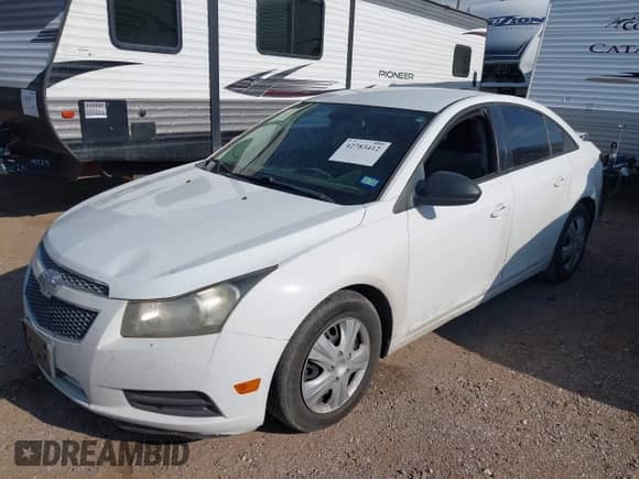 2013 Chevrolet Cruze LS z VIN 1G1PA5SG7D7240624, wystawiony jako IAAI lot #42783412 z przebiegiem 149 482 mil mil oraz . Historia ofert i sprzedaży dostępna na DreamBid. Obrazek 2.