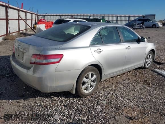 2010 Toyota Camry LE z VIN 4T4BF3EK6AR015746, wystawiony jako IAAI lot #43445956 z przebiegiem 142 480 mil mil oraz . Historia ofert i sprzedaży dostępna na DreamBid. Obrazek 4.