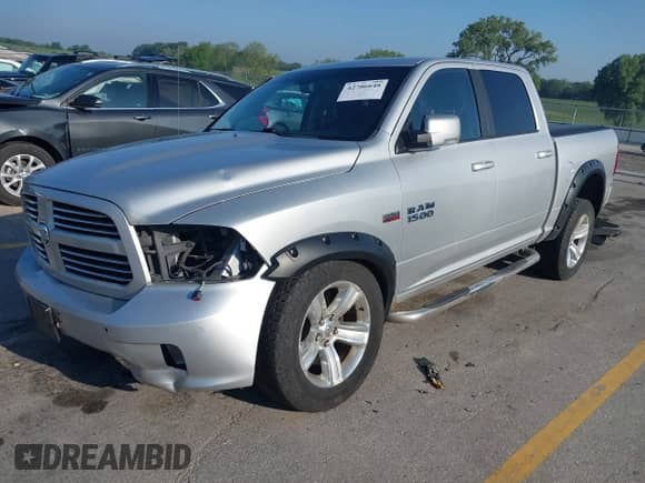 2014 Ram 1500 Sport z VIN 1C6RR7MT6ES149641, wystawiony jako IAAI lot #42706648 z przebiegiem 111 665 mil mil oraz . Historia ofert i sprzedaży dostępna na DreamBid. Obrazek 17.