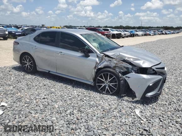 2023 Toyota Camry SE z VIN 4T1G11AK9PU104521, wystawiony jako Copart lot #63671725 z przebiegiem 69 960 mil mil oraz Nie do naprawy • Non repairable. Historia ofert i sprzedaży dostępna na DreamBid. Obrazek 4.