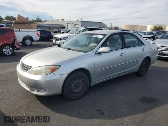 2003 Toyota Camry LE z VIN JTDBE32K830165731, wystawiony jako Copart lot #90081015 z przebiegiem 238 197 mil mil oraz Czysty tytuł • Clean title. Historia ofert i sprzedaży dostępna na DreamBid. Obrazek 1.