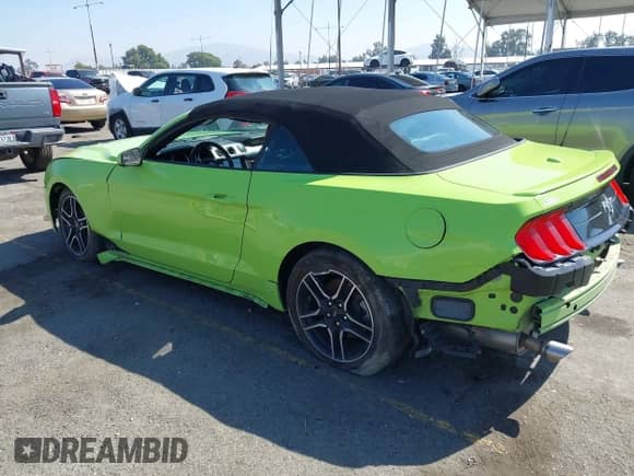 2020 Ford Mustang EcoBoost Premium z VIN 1FATP8UH3L5179848, wystawiony jako IAAI lot #43396840 z przebiegiem 73 421 mil mil oraz . Historia ofert i sprzedaży dostępna na DreamBid. Obrazek 3.