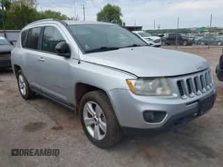 2011 Jeep Compass Latitude z VIN 1J4NF1FB1BD281198, wystawiony jako IAAI lot #43400916 z przebiegiem 169 448 mil mil oraz . Historia ofert i sprzedaży dostępna na DreamBid. Obrazek 1.