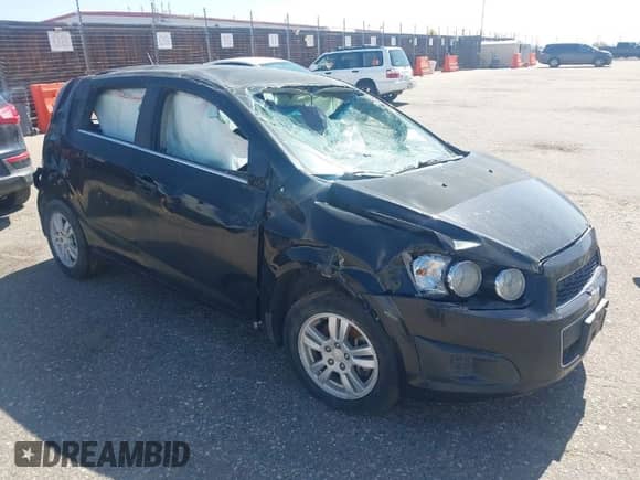 2012 Chevrolet Sonic LT z VIN 1G1JC6SB9C4200197, wystawiony jako IAAI lot #42085421 z przebiegiem 124 667 mil mil oraz . Historia ofert i sprzedaży dostępna na DreamBid. Obrazek 1.