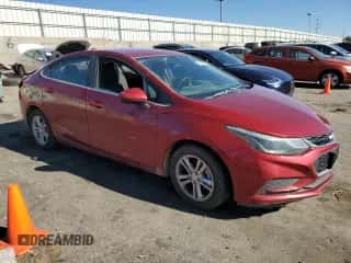 2018 Chevrolet Cruze LT z VIN 1G1BE5SM7J7248044, wystawiony jako Copart lot #67568405 z przebiegiem 162 002 mil mil oraz Szkoda całkowita • Salvage title. Historia ofert i sprzedaży dostępna na DreamBid. Obrazek 4.