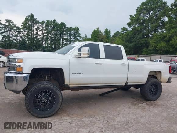 2017 Chevrolet Silverado 2500HD Work Truck z VIN 1GC1KUEG7HF226685, wystawiony jako IAAI lot #42839054 z przebiegiem 204 220 mil mil oraz . Historia ofert i sprzedaży dostępna na DreamBid. Obrazek 14.