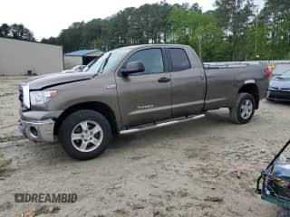 2008 Toyota Tundra z VIN 5TFCV541X8X008818, wystawiony jako Copart lot #56913395 z przebiegiem 156 613 mil mil oraz Szkoda całkowita • Salvage title. Historia ofert i sprzedaży dostępna na DreamBid. Obrazek 1.