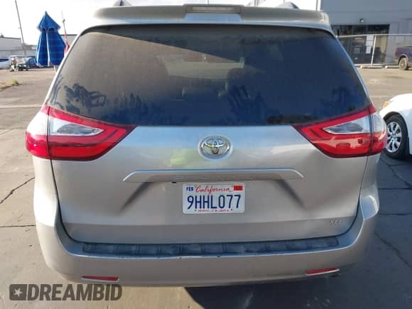 2018 Toyota Sienna XLE Auto Access Seat with VIN 5TDYZ3DC9JS910226, listed as a IAAI auction lot 43176597 with 67,476 mi miles and . Bid and sale history available at DreamBid. Image 17.