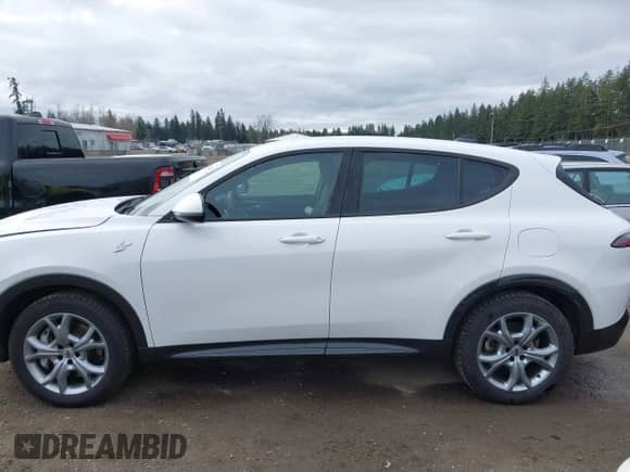 2024 Dodge Hornet R/T z VIN ZACPDFCW8R3A28634, wystawiony jako IAAI lot #41827608 z przebiegiem 19 029 mil mil oraz . Historia ofert i sprzedaży dostępna na DreamBid. Obrazek 14.