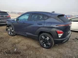 2024 Hyundai Kona SEL z VIN KM8HBCAB5RU094019, wystawiony jako Copart lot #77760194 z przebiegiem 3 893 mil mil oraz Szkoda całkowita • Salvage title. Historia ofert i sprzedaży dostępna na DreamBid. Obrazek 2.