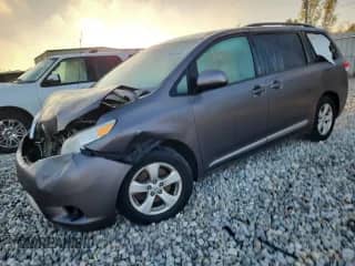 2013 Toyota Sienna LE AAS с VIN 5TDKK3DC0DS281289, выставлен на аукционе Copart как лот 89685995 с пробегом Не указан миль и Чистый • Clean title. История ставок и продаж доступна на DreamBid. Изображение 1.