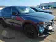 2025 Mazda CX-5 S Carbon Edition z VIN JM3KFBCM9S0588220, wystawiony jako IAAI lot #43244830 z przebiegiem 25 221 mil mil oraz . Historia ofert i sprzedaży dostępna na DreamBid. Obrazek 1.