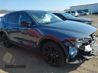 2025 Mazda CX-5 S Carbon Edition z VIN JM3KFBCM9S0588220, wystawiony jako IAAI lot #43244830 z przebiegiem 25 221 mil mil oraz . Historia ofert i sprzedaży dostępna na DreamBid. Obrazek 1.