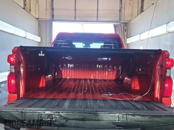 2024 Chevrolet Silverado 1500 LT z VIN 1GCRDDEK1RZ155405, wystawiony jako IAAI lot #43540237 z przebiegiem 50 431 mil mil oraz . Historia ofert i sprzedaży dostępna na DreamBid. Obrazek 42.