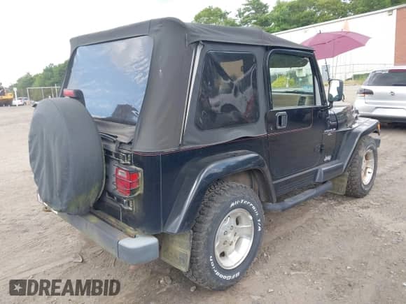 2001 Jeep Wrangler Sahara z VIN 1J4FA59S41P358035, wystawiony jako IAAI lot #42685488 z przebiegiem 120 630 mil mil oraz . Historia ofert i sprzedaży dostępna na DreamBid. Obrazek 4.