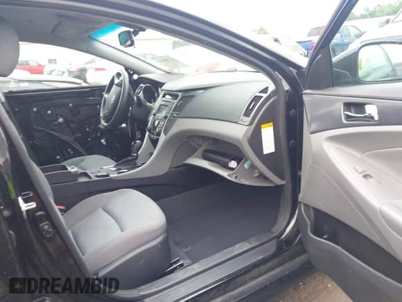 2015 Hyundai Sonata z VIN KMHEC4A47FA139126, wystawiony jako IAAI lot #42398403 z przebiegiem 92 085 mil mil oraz . Historia ofert i sprzedaży dostępna na DreamBid. Obrazek 5.