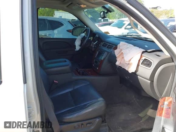 2010 Chevrolet Tahoe LTZ z VIN 1GNUCCE04AR277838, wystawiony jako IAAI lot #42854131 z przebiegiem 161 680 mil mil oraz . Historia ofert i sprzedaży dostępna na DreamBid. Obrazek 5.