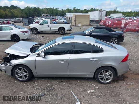 2015 Volvo S60 T5 Drive-E Premier z VIN YV126MFK4F1343110, wystawiony jako IAAI lot #43292498 z przebiegiem 59 841 mil mil oraz . Historia ofert i sprzedaży dostępna na DreamBid. Obrazek 14.