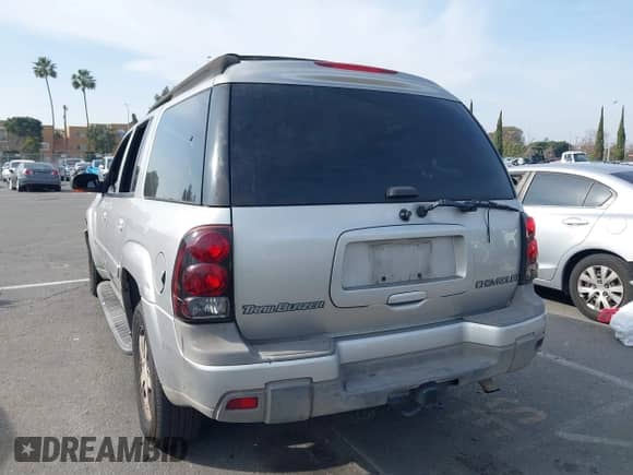 2004 Chevrolet TrailBlazer EXT LS z VIN 1GNES16S546198728, wystawiony jako IAAI lot #41477315 z przebiegiem 219 248 mil mil oraz . Historia ofert i sprzedaży dostępna na DreamBid. Obrazek 3.