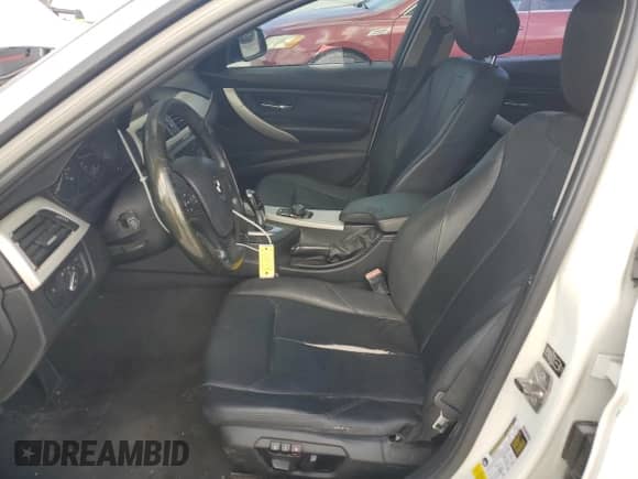 2013 BMW 3 Series 320i z VIN WBA3B1C5XDK129200, wystawiony jako Copart lot #62358385 z przebiegiem 207 209 mil mil oraz Czysty tytuł • Clean title. Historia ofert i sprzedaży dostępna na DreamBid. Obrazek 7.