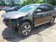 2015 Nissan Pathfinder SL z VIN 5N1AR2MM1FC613038, wystawiony jako IAAI lot #42351295 z przebiegiem 131 004 mil mil oraz . Historia ofert i sprzedaży dostępna na DreamBid. Obrazek 2.