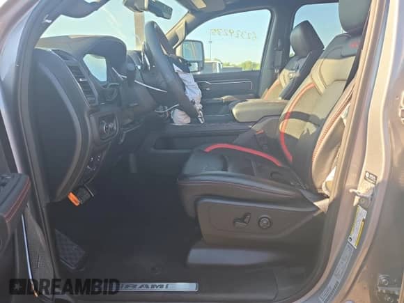 2025 Ram 1500 RHO z VIN 1C6SRFUP2SN573634, wystawiony jako Copart lot #62329235 z przebiegiem 1 406 mil mil oraz Szkoda całkowita • Salvage title. Historia ofert i sprzedaży dostępna na DreamBid. Obrazek 7.