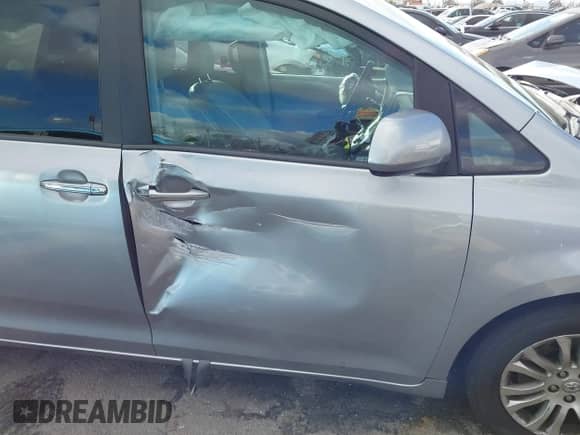 2017 Toyota Sienna XLE Auto Access Seat z VIN 5TDYZ3DC6HS809784, wystawiony jako IAAI lot #41546264 z przebiegiem 98 937 mil mil oraz . Historia ofert i sprzedaży dostępna na DreamBid. Obrazek 19.