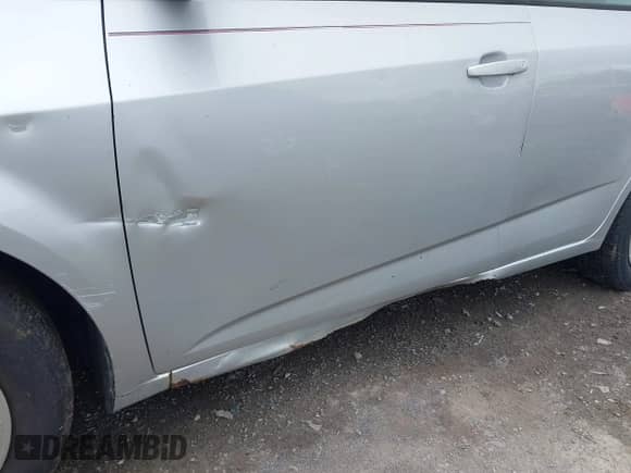 2015 Chevrolet Sonic LS с VIN 1G1JA5SH0F4115600, выставлен на аукционе IAAI как лот 42693028 с пробегом 129 411 миль миль и . История ставок и продаж доступна на DreamBid. Изображение 13.