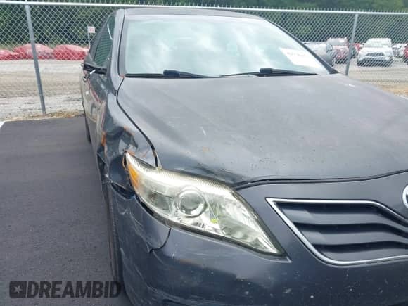 2011 Toyota Camry LE z VIN 4T1BF3EK6BU196035, wystawiony jako IAAI lot #42936473 z przebiegiem 324 817 mil mil oraz . Historia ofert i sprzedaży dostępna na DreamBid. Obrazek 13.